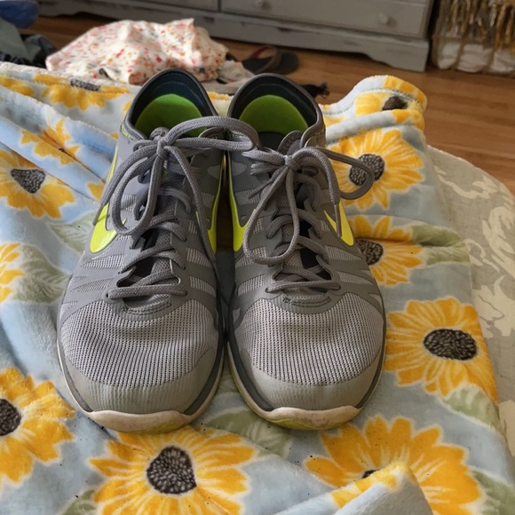 gray and neon yellow, training flex supreme TR3 - Picture 2 of 3